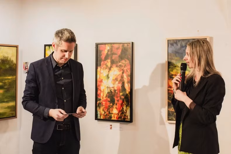 斯坦纳画廊总监多米尼克·施泰纳(Dominic Steiner)表示,每位越南艺术家都为展览带来了独特、丰富多彩的艺术语言。这是越南艺术家首次在维也纳市中心举办展览,为艺术爱好者带来了不一样的体验。 斯坦纳画廊总监多米尼克·施泰纳(Dominic Steiner)表示,每位越南艺术家都为展览带来了独特、丰富多彩的艺术语言。这是越南艺术家首次在维也纳市中心举办展览,为艺术爱好者带来了不一样的体验。