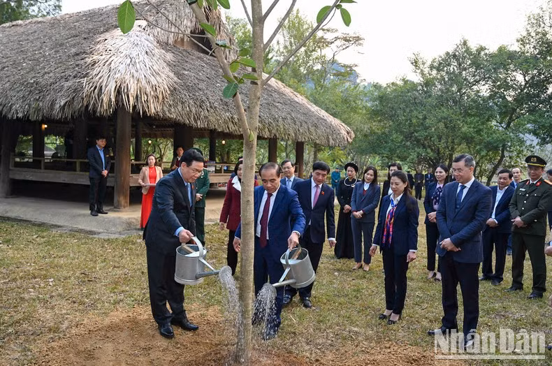 国会主席王廷惠种纪念树。
