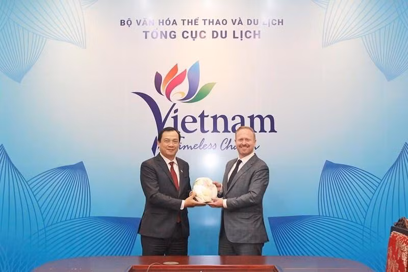 阮重庆局长向罗伯特•布拉德利副总裁赠送纪念品。
