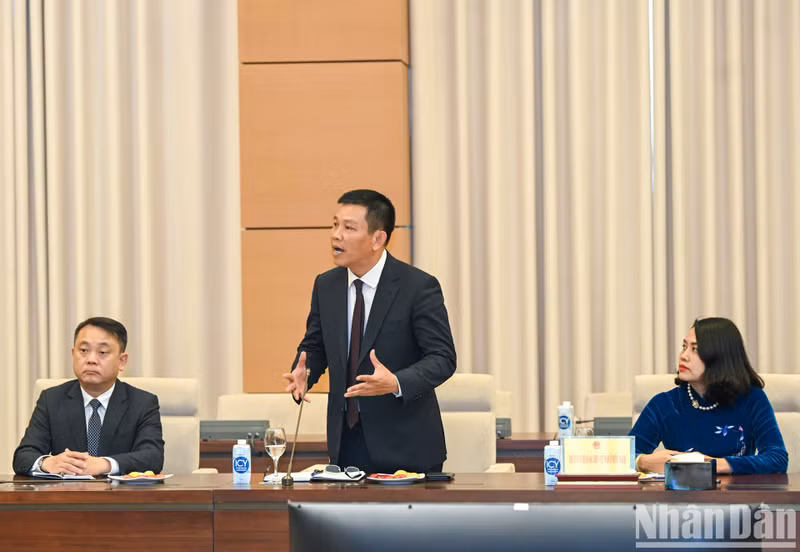 越南驻委内瑞拉玻利瓦尔共和国、哥伦比亚共和国、格林纳达联邦、巴巴多斯岛国、圣文森及格瑞那丁岛国大使武中美在会见时发表讲话。