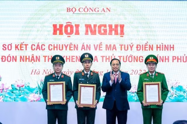 越南政府总理范明正向取得优秀成绩的公安干部给予表彰。（图片来源：越南共产党报）