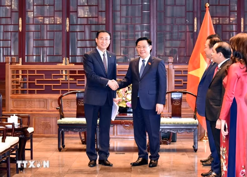 国会主席王廷惠会见吕泽翔先生。（图片来源：越通社）