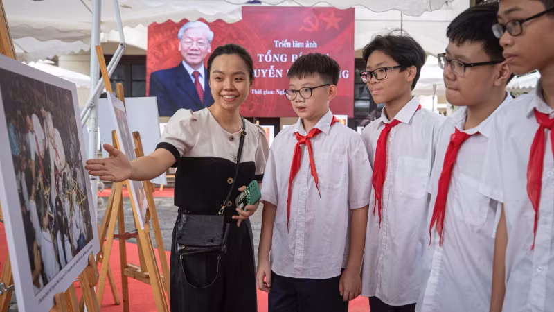 学生们参观展览。