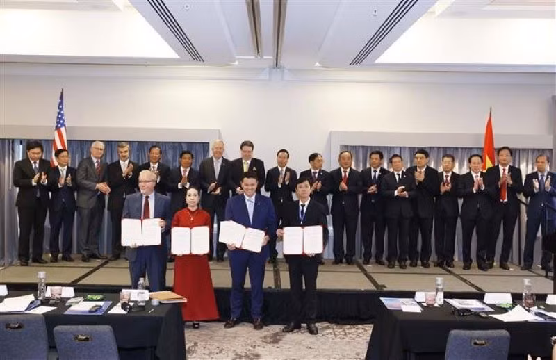 越南国家主席武文赏见证越美伙伴合作备忘录签署仪式。
