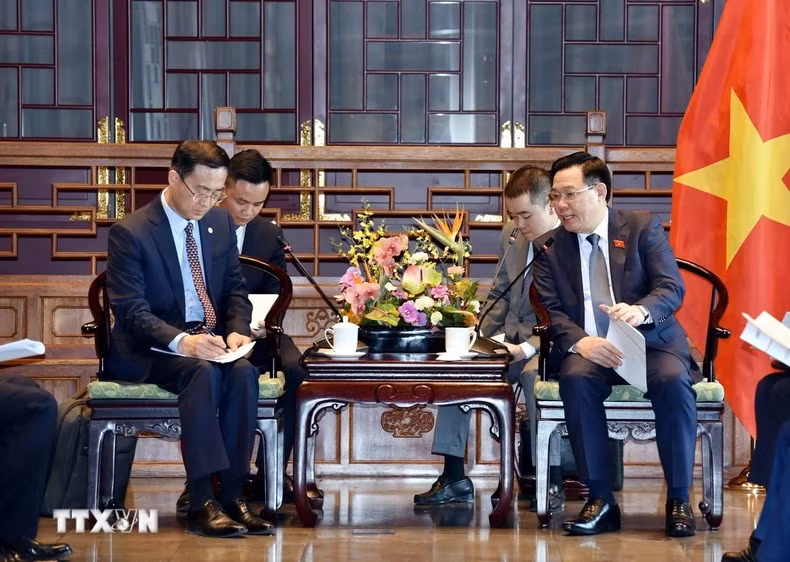 国会主席王廷惠会见吕泽翔先生。