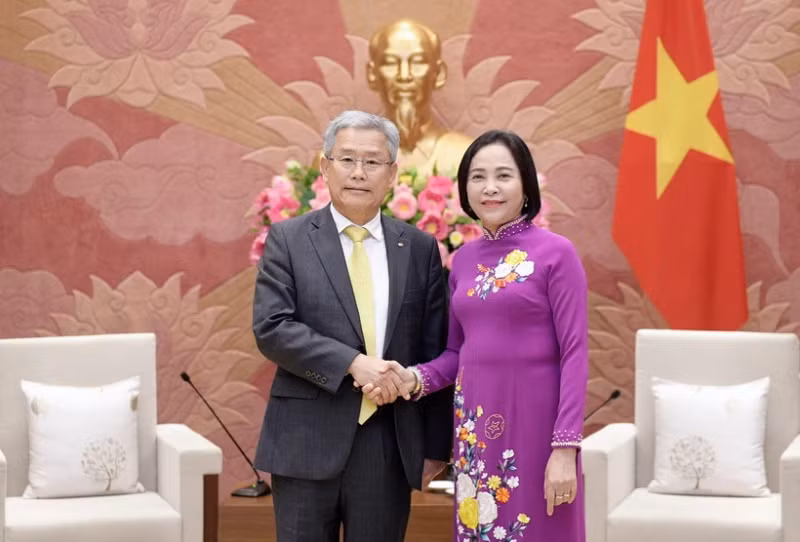 越南国会副主席阮氏青会见韩国电力公司KEPCO首席执行官Kim Dong-cheol。（图片来源：quochoi.vn）