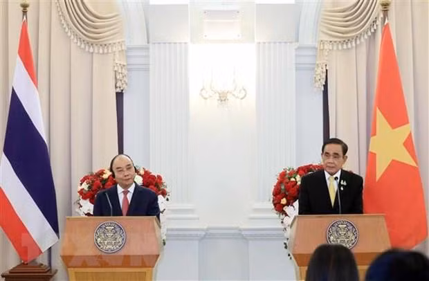 越南国家主席阮春福和泰国总理巴育·占奥差共同召开记者会。（图片来源：越通社）