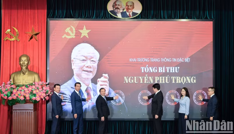越共中央书记处常务书记梁强和各位代表参加“阮富仲总书记——党有品德、有远见的领导人”特别信息专栏开通仪式。