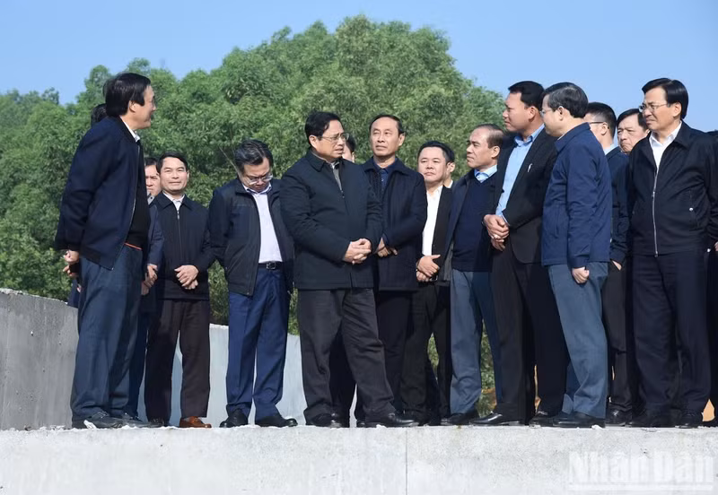 范明正总理检查宣光—富寿高速公路建设投资项目。
