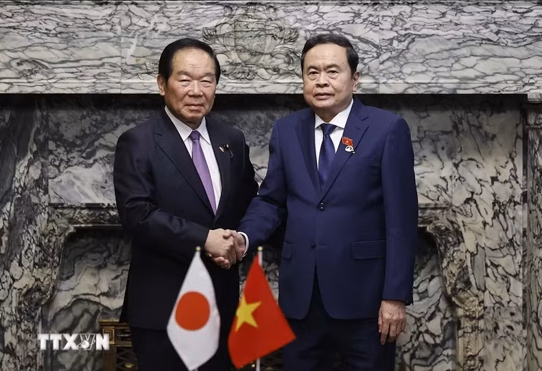 日本众议院议长额贺福志郎和越南国会主席陈青敏。