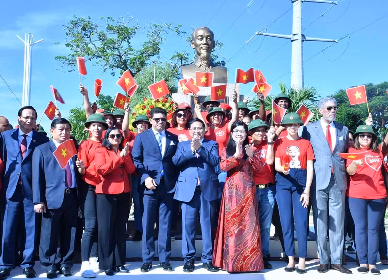 范明正总理和夫人以及多米尼加友人在胡志明主席塑像前合影。