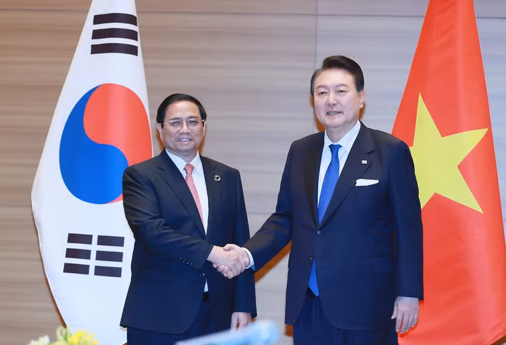 越南政府总理范明正见韩国总统尹锡悦。（图片来源：越通社）
