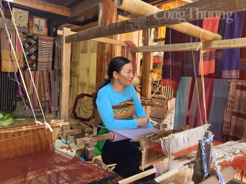 清化省傣族妇女编织土棉布。（图片来源：congthuong.vn）