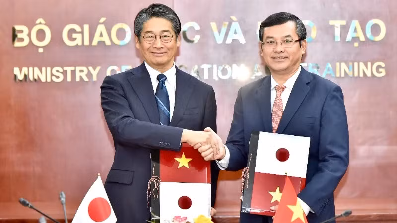 双方代表互换文件。（图片来源：日本大使馆提供）