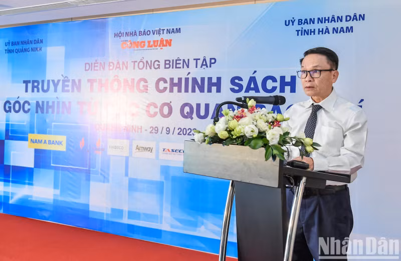 越南新闻工作者协会常务副主席阮德利在论坛上致开幕词。