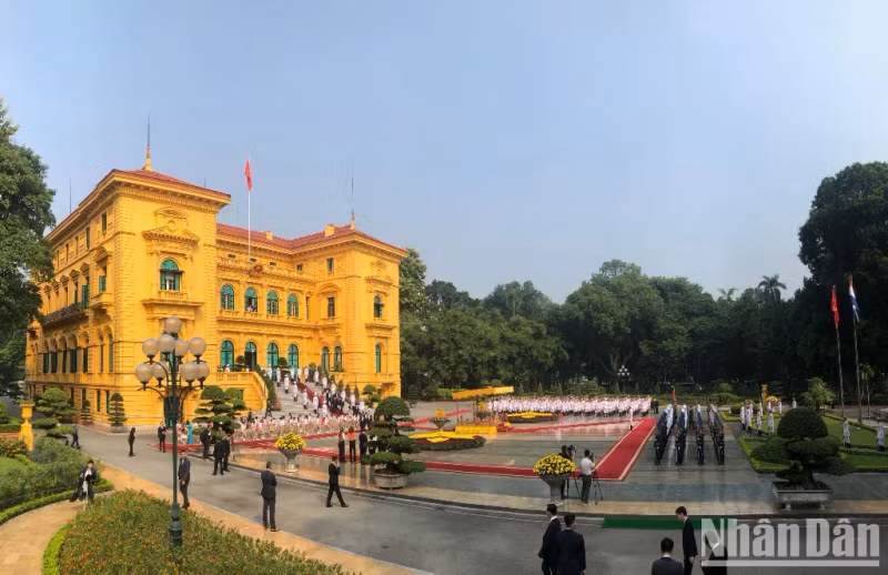 越南政府总理范明正在主席府举行仪式，欢迎荷兰首相。