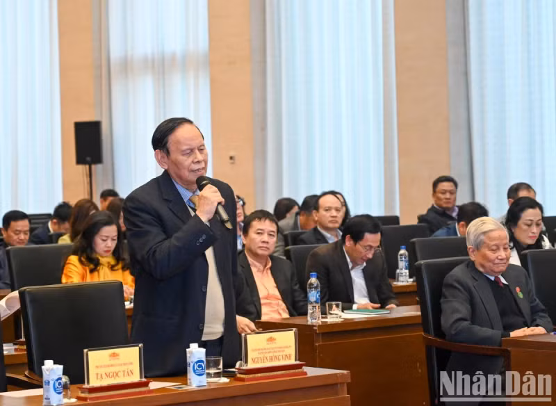 阮鸿荣先生发表讲话。