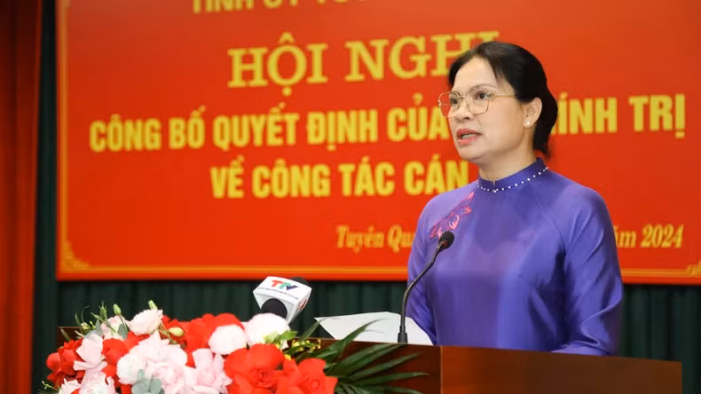 何氏娥同志发表讲话。