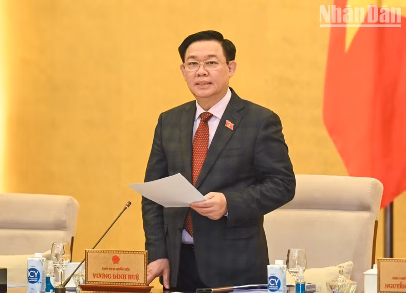 国会主席王廷惠致开幕词。