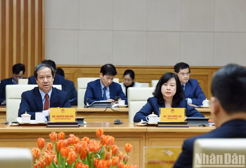 越南教育与培训部长阮金山发表讲话。