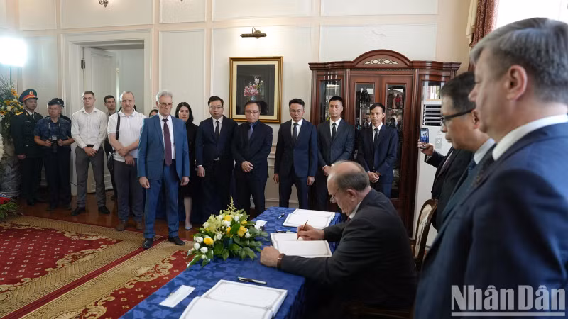 俄罗斯共产党主席久加诺夫在吊唁簿上留言。