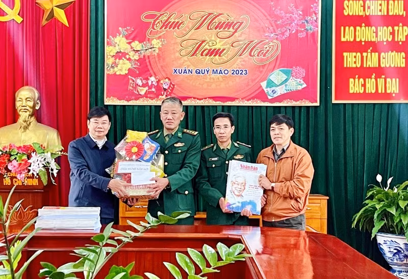 《人民报》社常驻广平代表机构代表向格龙边防屯干部、战士赠送礼物。 《人民报》社常驻广平代表机构代表向格龙边防屯干部、战士赠送礼物。