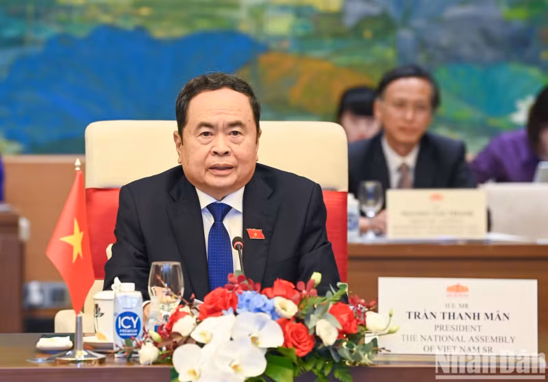 国会主席陈青敏发表讲话。 国会主席陈青敏发表讲话。