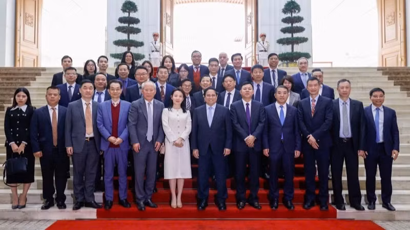范明正总理和严介和先生以及中国企业领导合影。