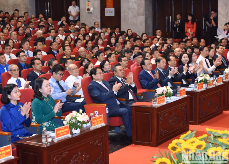 范明正总理和各位代表出席大会。