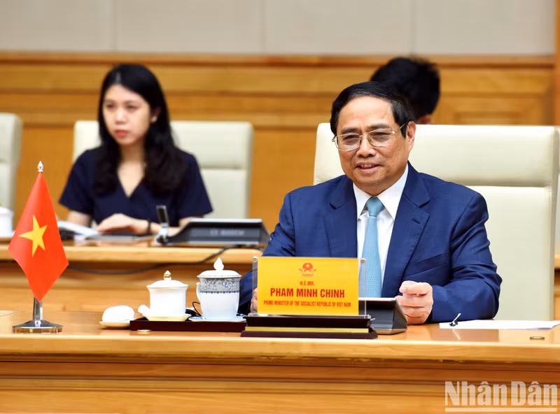 越南政府总理范明正在会见中发表讲话。