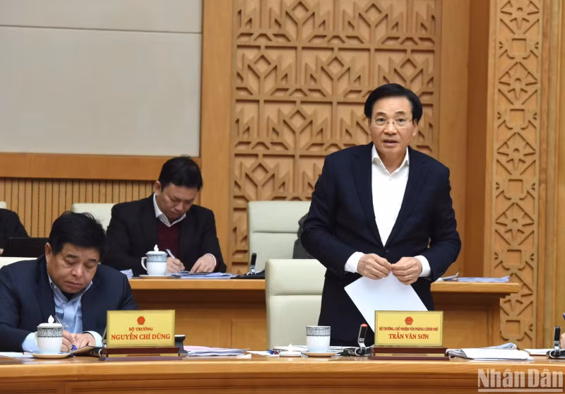 越南政府办公厅主任陈文山发表讲话。