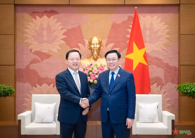 越南国会主席王廷惠会见三星电子首席财务官朴学奎。（图片来源：VGP）