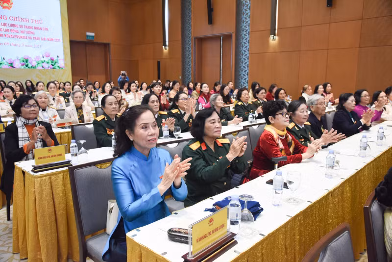 范明正总理会见荣获柯瓦列夫斯卡娅奖的女英雄、女科学家【组图】 ảnh 2