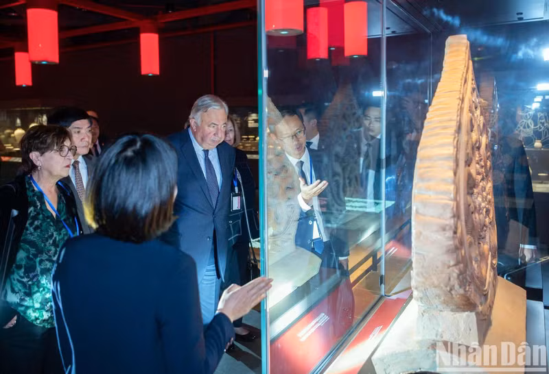 国参议院议长拉舍尔参观越南国会大厦的地下考古展示区。 国参议院议长拉舍尔参观越南国会大厦的地下考古展示区。