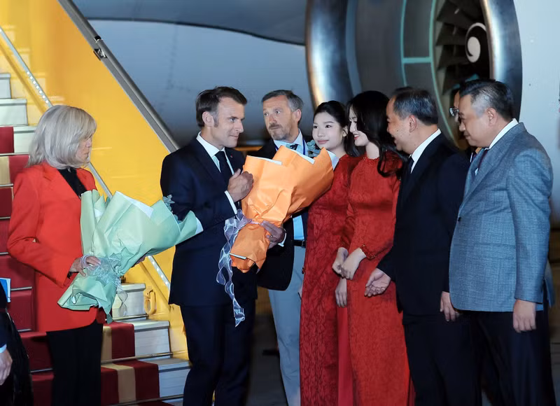 法国总统埃马纽埃尔·马克龙和夫人抵达河内，开始对越南进行国事访问。