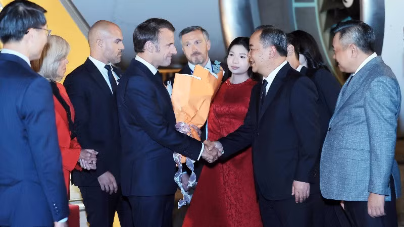国家主席办公厅主任黎庆海在内排机场欢迎法国总统埃马纽埃尔·马克龙和夫人。