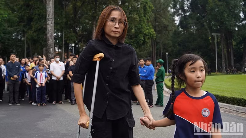 老年人和残疾人优先进入统一会场，吊唁阮富仲总书记。