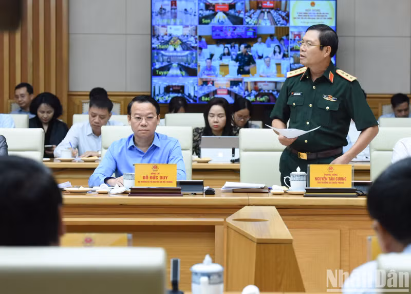 越南人民军总参谋长、国防部副部长阮新疆上将发表讲话。