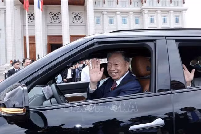 越南国家主席苏林驾驶Vinfast VF9电动汽车，载着老挝人民革命党中央总书记、老挝国家主席通伦·西苏里。