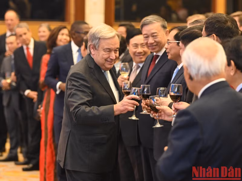联合国秘书长安东尼奥·古特雷斯祝贺出席典礼的各位代表。