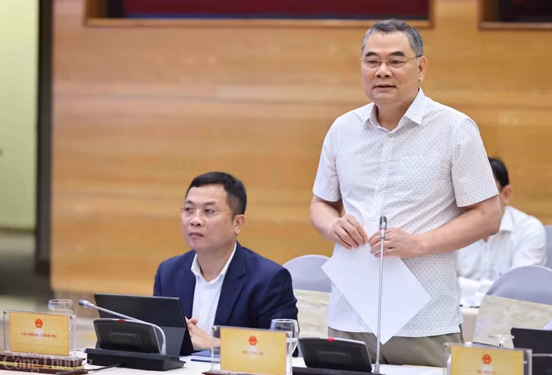 越南公安部发言人苏恩苏中将在会上发表讲话。（图片来源：congthuong.vn）