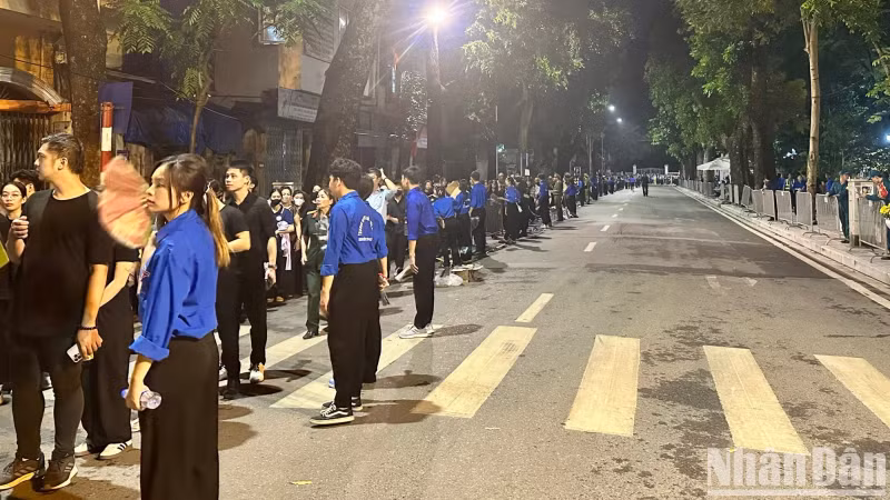 青年志愿者工作到深夜。