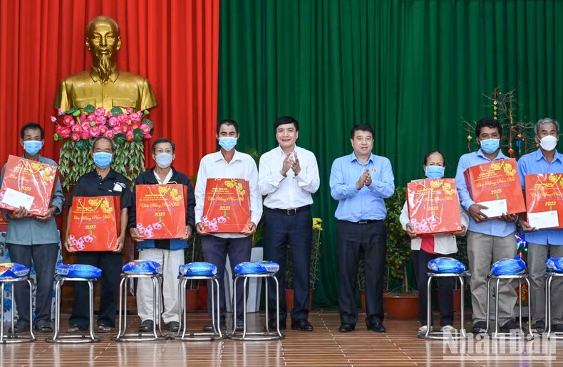 越南国会秘书长、国会办公厅主任裴文强，越南国家民族事务委员会主席衣青何聂克仁向优抚家庭、贫困户赠送春节礼物。
