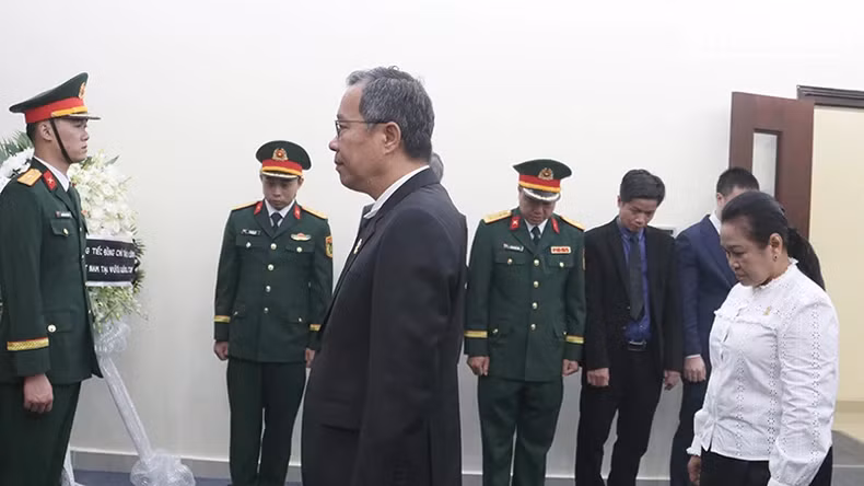 柬埔寨参议院副议长Thun Vathana吊唁原国家主席陈德良同志逝世。