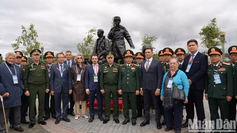 潘文江大将,参与首都莫斯科保卫战的越南国际志愿战士家属和各位代表。 潘文江大将,参与首都莫斯科保卫战的越南国际志愿战士家属和各位代表。