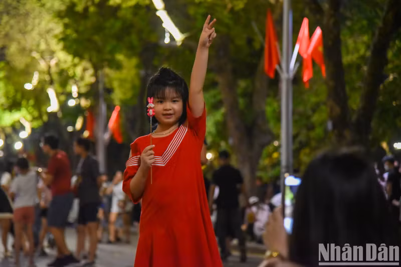 小朋友跟着父母游览还剑湖。