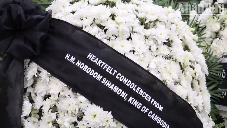 柬埔寨国王诺罗敦·西哈莫尼向原国家主席陈德良致送花圈。