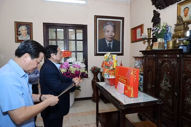 政府总理范明正和政府副总理黎明慨敬香缅怀部长会议主席范雄。（图片来源：人民军队报）