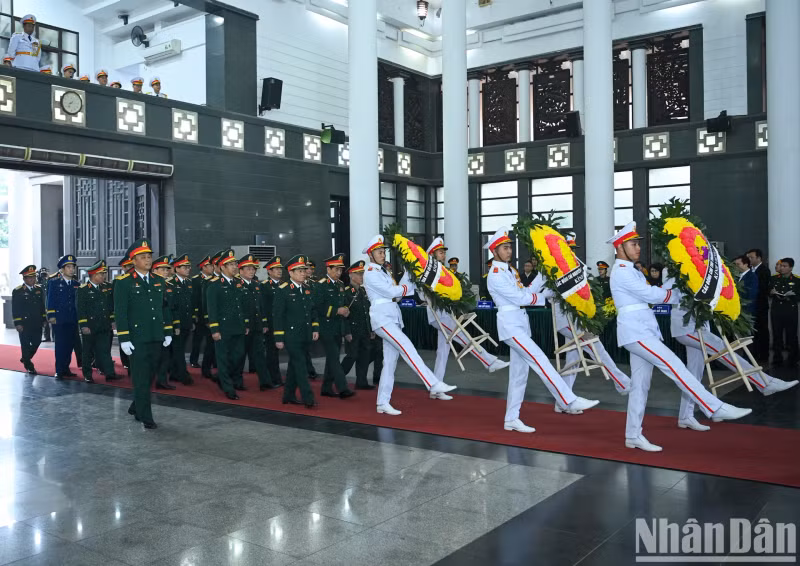 由国防部部长潘文江大将率领的越共中央军委和国防部代表团吊唁阮决大将。