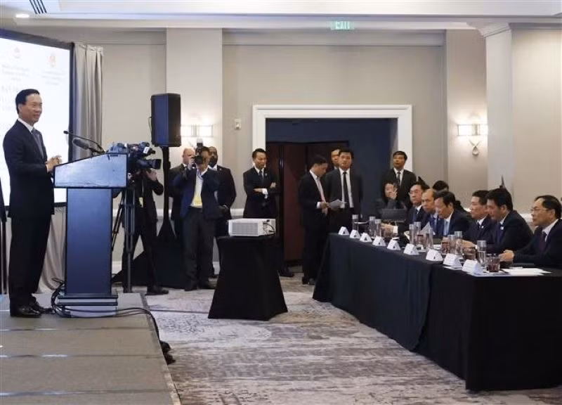 越南国家主席武文赏在实现地方与企业合作对接座谈会上发表讲话。